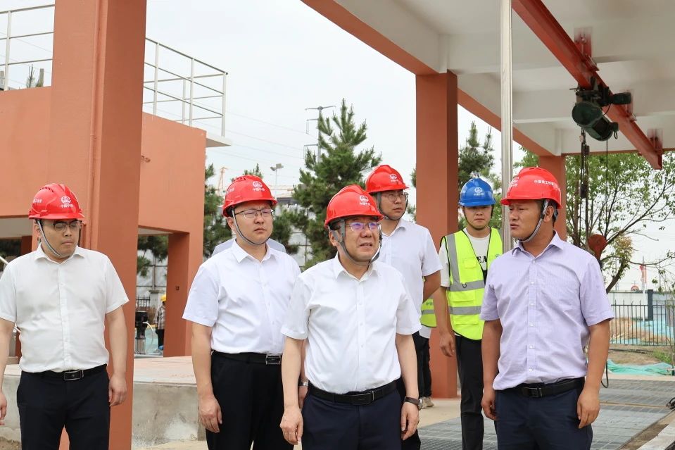 1752484664868231.jpg 公司黨委書記、董事長(zhǎng)李明華一行到姜堰項(xiàng)目、成都區(qū)域項(xiàng)目檢查指導(dǎo)工作.jpg